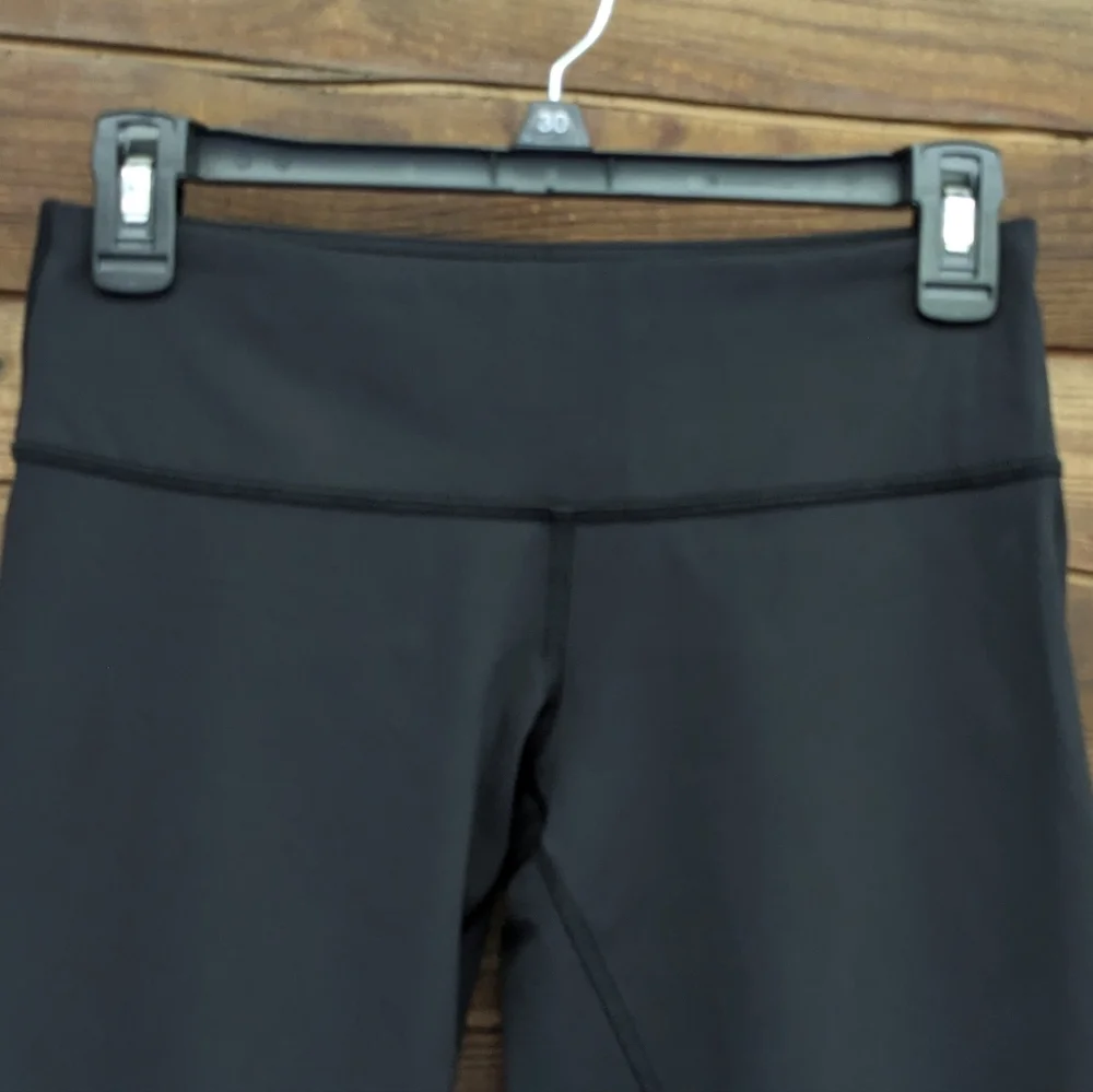 Lululemon Woman's Yoga Align Crop Leggings 20" Inseam, size 6 Black - Picture 6 of 10